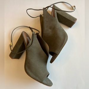 STEVE MADDEN OLIVE HEELED SANDALS WITH TIE